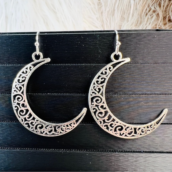 Silvertone crescent moon costume pierced earrings - Picture 4 of 4